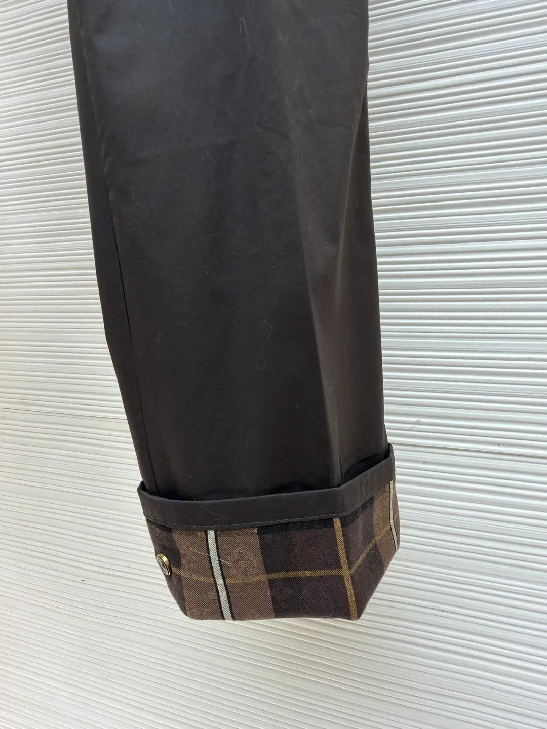 LOUIS VUITTON logo plaid casual pants ●Original version: Purchased and developed for 11400 ●Item No.: 1682149-B05 ●Fabric: Cotton mercerized fabric ●Technology: Jacquard production ●Color: Brown ●Version: Fitted version ●Weight: about 455 grams ●Size: 46-48-50-52 ●Description: Customized velvet cotton mercerized fabric, high-quality texture, comfortable and skin-friendly, dark brown A gentle color that symbolizes power. The sides of the trousers are embellished with LV logo webbing. It is highly recognizable, and the subtlety is hidden in the moment when the trousers are rolled up. The Monogram classic plaid in the lining controls the effortless high-end with casual delicacy. Each plaid tells the century-old gene of the brand. The high-end that can be hidden. The ingenuity of showing off the body. The secret law of showing off. The power gene that is worn on the body. Suit for attendance. Worry-free dressing, fabric jacquard technology, by weaving the entire fabric on the surface of the fabric. Monogram checkered jacquard texture technology controls the interweaving method of warp and weft threads. Precisely controls the interlacing density and tension of yarns to make it more three-dimensional. Use imported machine embroidery technology. Use advanced computer control systems and precision mechanical components to realize LV logo ribbon embroidery operations. High precision. Smooth and delicate lines. Ergonomic three-dimensional cutting. Return to traditional craftsmanship through segmentation, folding, shrinking, and stretching techniques. The so-called slow work produces fine work. It is respect for materials and the pursuit of feel. Complex and tedious workmanship. The slow aging, soft light washing process uses specific chemical and logistics treatments to make the surface of the fabric appear soft and shiny, adding a bit of gentleness. The overall wiring is straight and delicate, the fabric is comfortable and soft, and the color is consistent without color difference. It can be matched with the same style to create a fashionable look and control various occasions. Customized accessories, complete with three standards, same style for men and women!